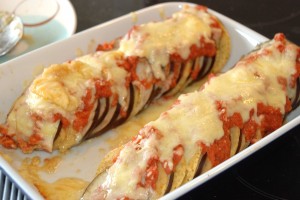 Gratinert aubergine med nacho chips er ferdigstekt.